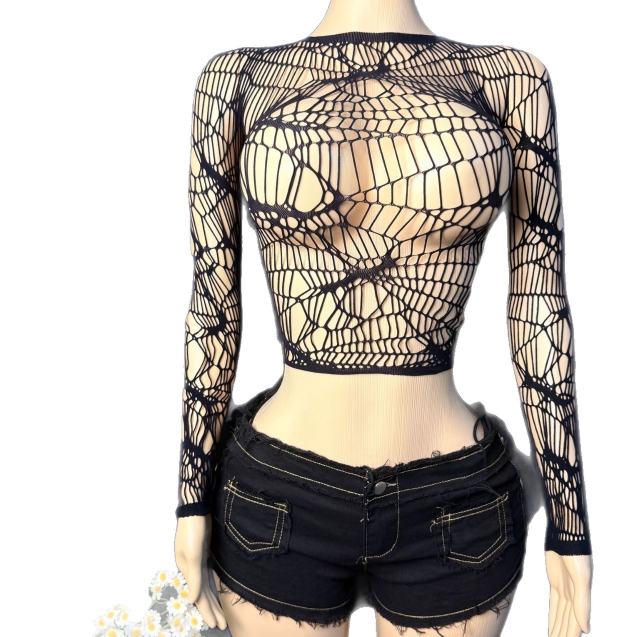 ゲーム風の装飾が施された、透け感のあるデザインのショートスリ - Spider Web Halloween Decoration のレビューと価格